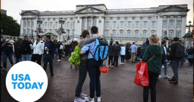 Queen Elizabeth II has died; mourners gather outside Buckingham Palace