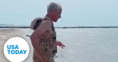 Man's makes 'floating' suit using corks, tests it out on Lake Michigan | USA TODAY