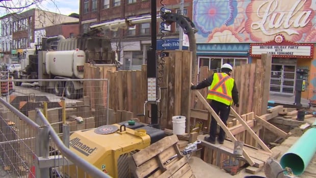 dundas-street-west-shops-struggling-as-emergency-sewer-work-shuts-down-traffic-ahead-of-holidays-–-cbc.ca